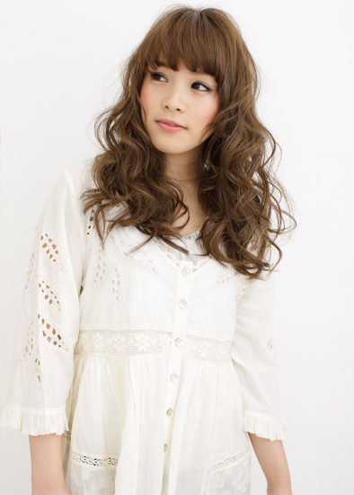 Apish Jeno 柔らかい髪の動きはスウィート感覚のミックスカールで演出 Apish Jeno 柔らかい髪の動きはスウィート感覚のミックスカールで演出