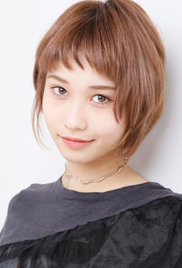 Point.2 輪郭をぼかして小顔に見せる