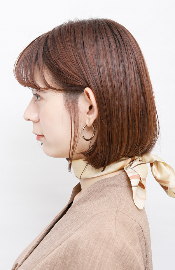ストレートアイロンをスルーさせ、バームで整える
