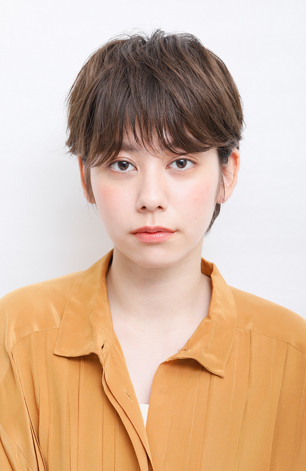少量のバームを前髪の端からサイドにつける