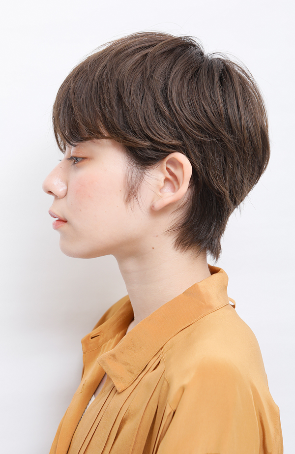 少量のバームを前髪の端からサイドにつける