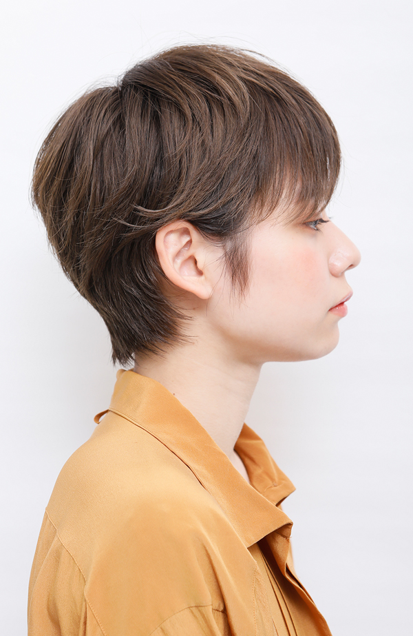 少量のバームを前髪の端からサイドにつける