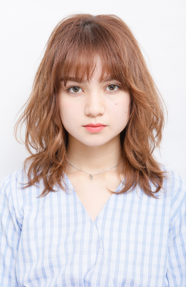こめかみから下だけを巻いて、柔らかさを出す