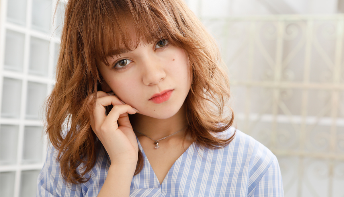 こめかみから下だけを巻いて、柔らかさを出す