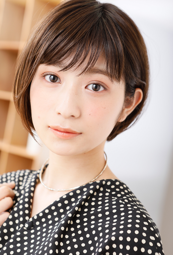 Point.1 束感のある前髪を横に流す