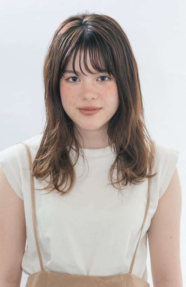 ヘアオイルでツヤとほどよいウエット感を出して