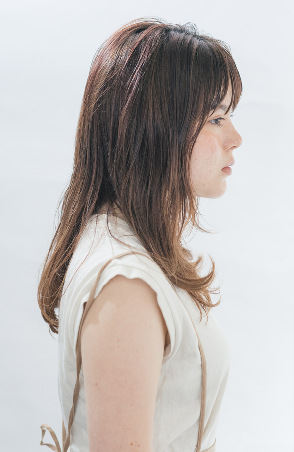 ヘアオイルでツヤとほどよいウエット感を出して