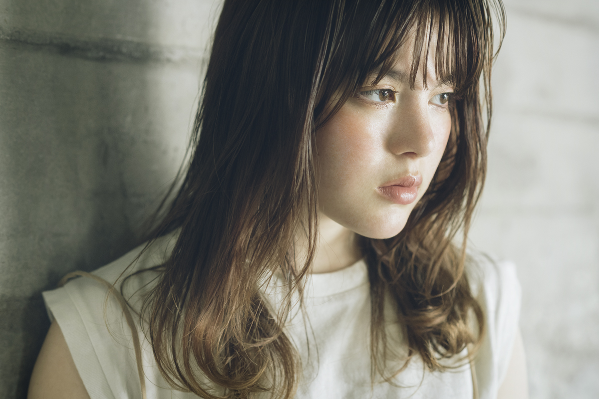 ヘアオイルでツヤとほどよいウエット感を出して