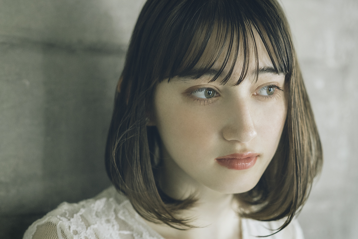 ヘアオイルでツヤとほどよいウエット感を出して