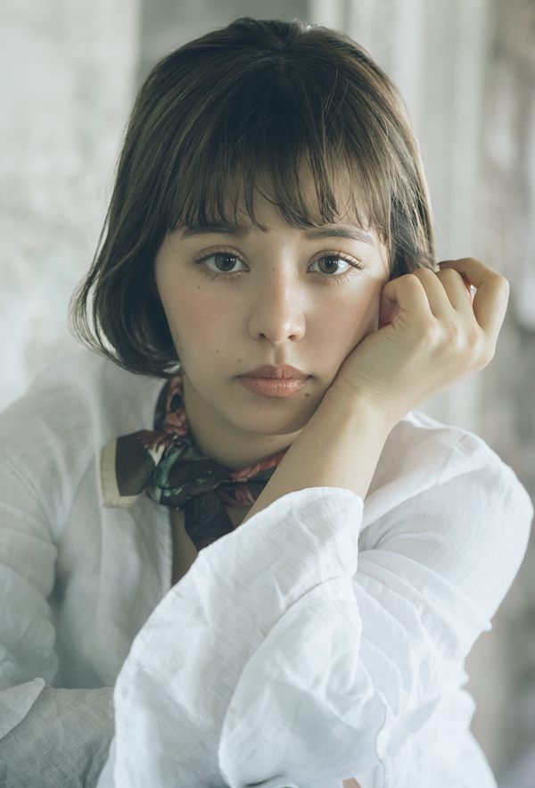 Point.1 可愛さを引き出したフォギーベージュのツヤカラー