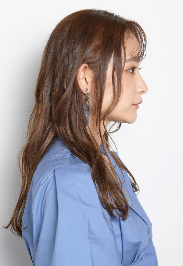 32mmのアイロンでミックス巻きしてセラムをON