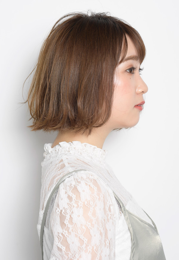 毛先は外ハネ、表面は内巻きにして、動きを出します