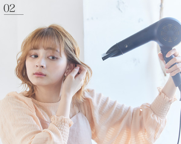 ドライヤーの風を当てて乾かし、手ぐしを通して毛流れを整える。