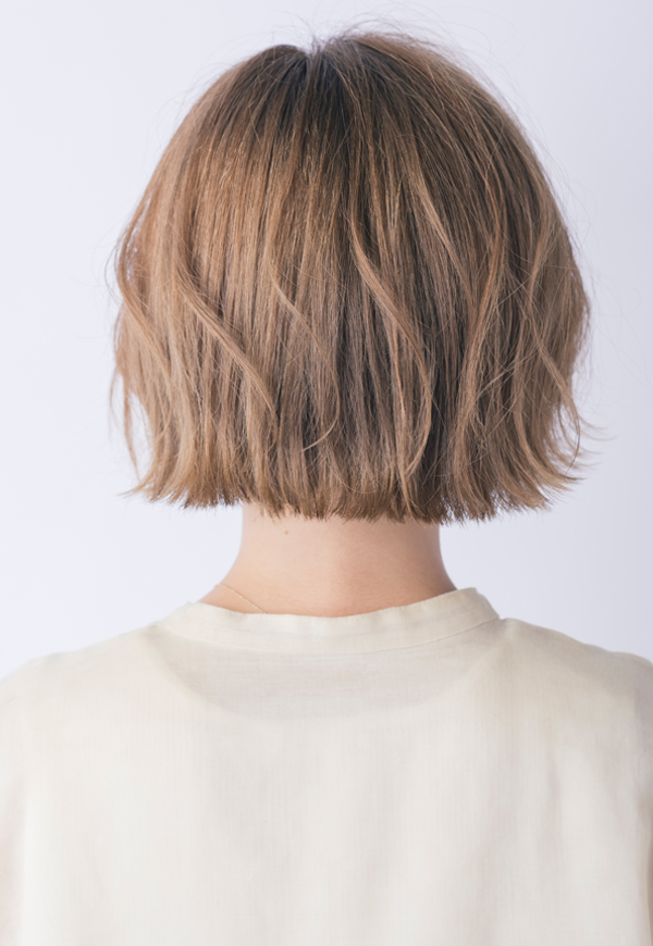 毛先は外ハネにしてバームで束感を出します